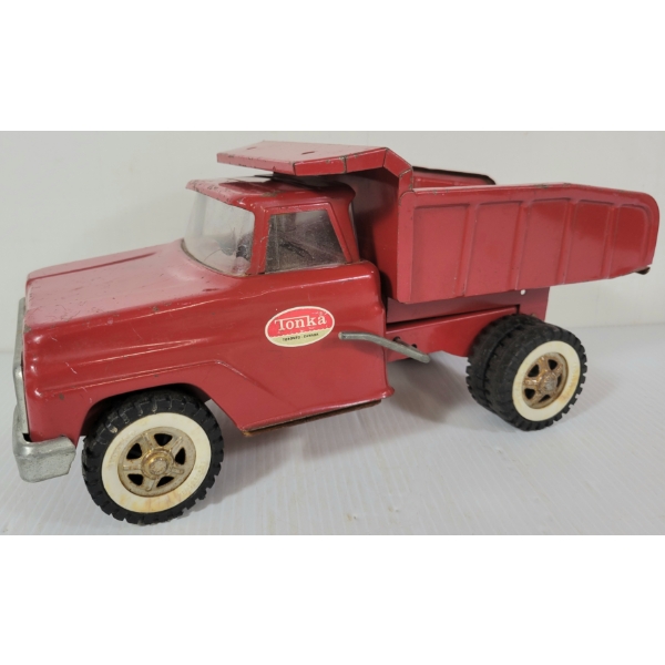 TONKA PRESSED STEEL HAND CRANK DUMP TRUCK