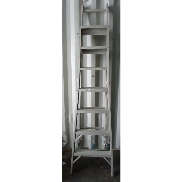 8FT ALUMINUM LADDER