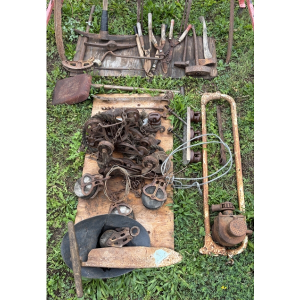 JOB LOT - BARN COLLECTIBLES - INCL BEATTY BARN CAR
