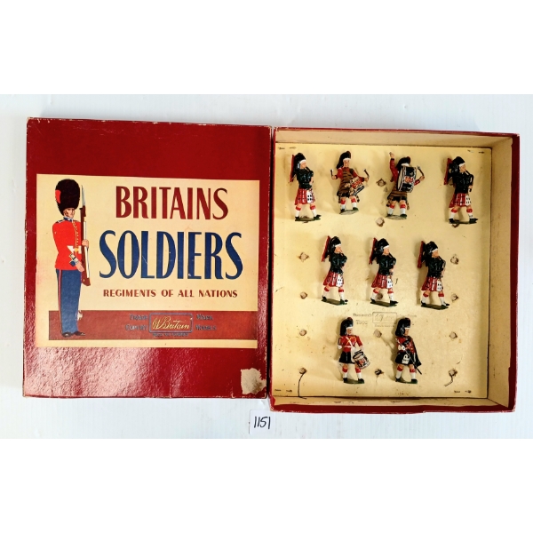 BRITAINS SOLDIERS LEAD FIGURES - NO. 2179 BLACK WATCH PIPE BAND