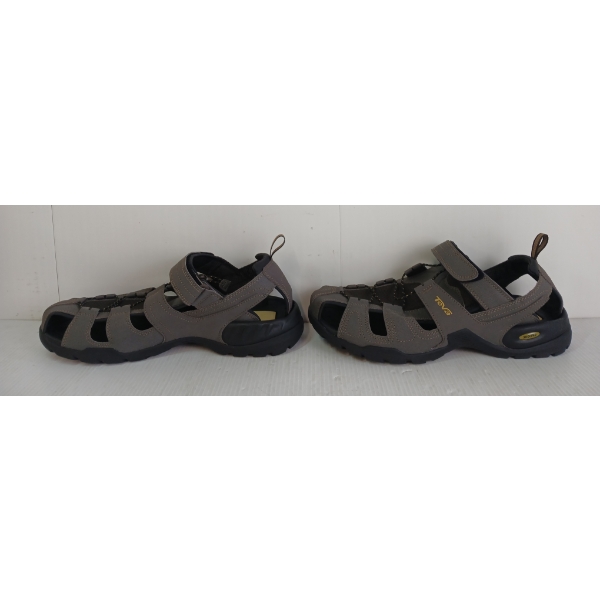 PAIR OF TEVA M FOREBAY MEN'S SANDALS