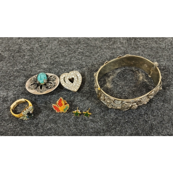 LOT OF 6 - COSTUME JEWLERY - INCL EARRINGS, BANGLE, BROOCHES, ETC