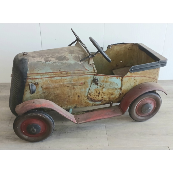 TRI-ANG PRESSED STEEL MORRIS MINOR PEDAL CAR