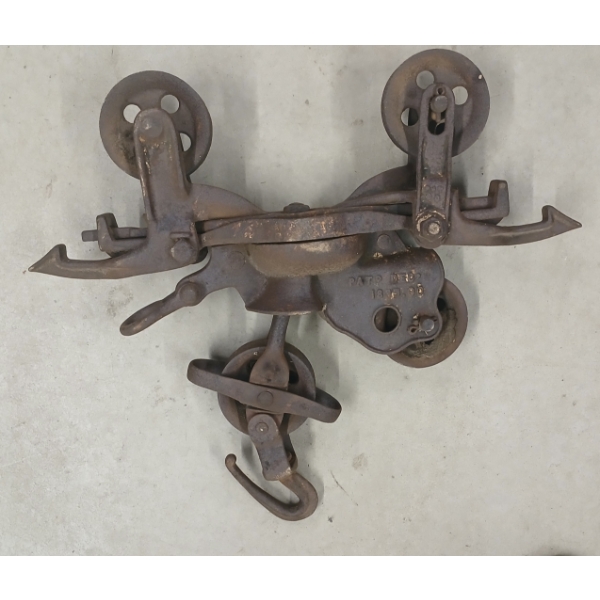 CAST IRON HAY TROLLEY / BARN CAR