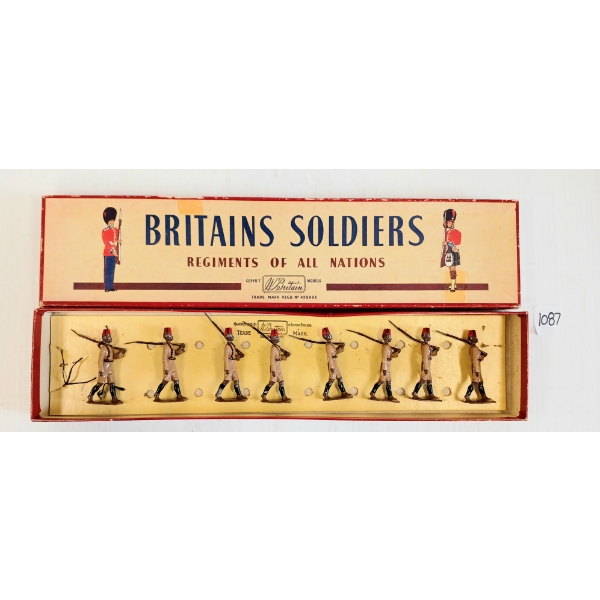 BRITAINS SOLDIERS LEAD FIGURES - NO. 225 THE KING'S AFRICAN RIFLES