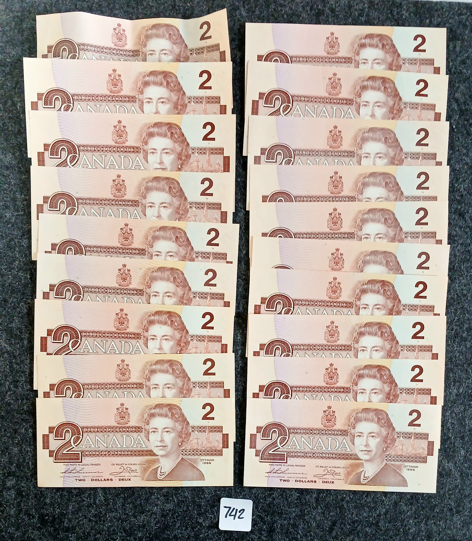 LOT OF 19 - 1986 CDN $2 BANKNOTES - SOME UNCIRCULATED