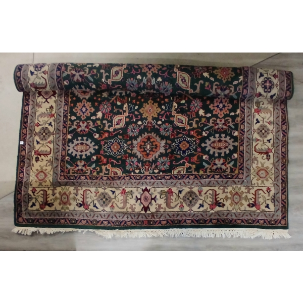 FLORAL KNOTTED AREA RUG