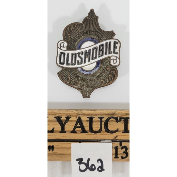 1925-27 OLDSMOBILE RAD BADGE