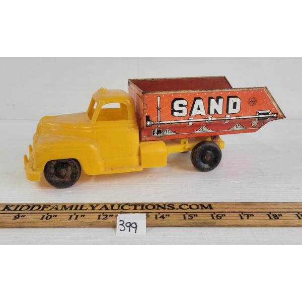 MARX TIN & PLASTIC SAND & GRAVEL TRUCK