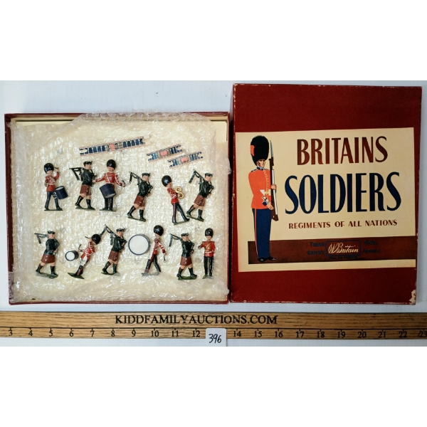 BRITAINS SOLDIERS LEAD FIGURES - NO. 9428 IRISH GUARDS BAND