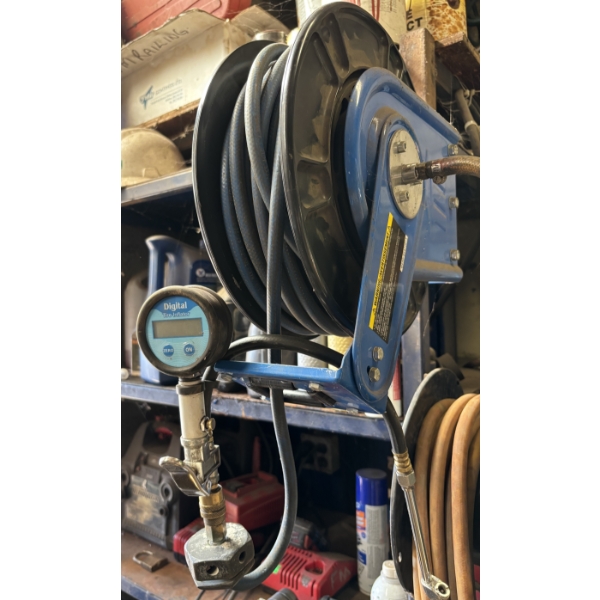 AIR HOSE ON REEL W / GAUGE & NOZZLE
