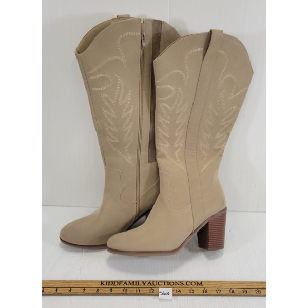 PAIR OF TORRID COWGIRL BOOTS