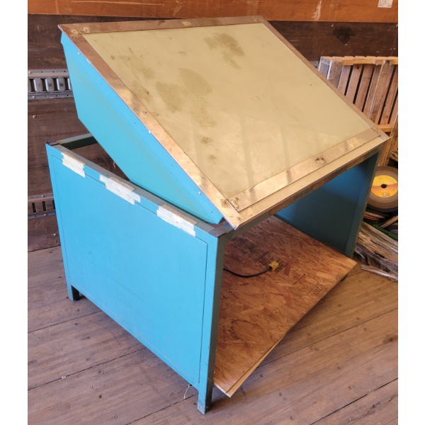 ADJUSTABLE LIGHT TABLE