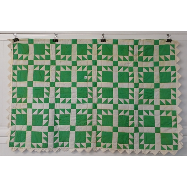 BEAR PAW QUILT W/ PRAIRIE POINTS
