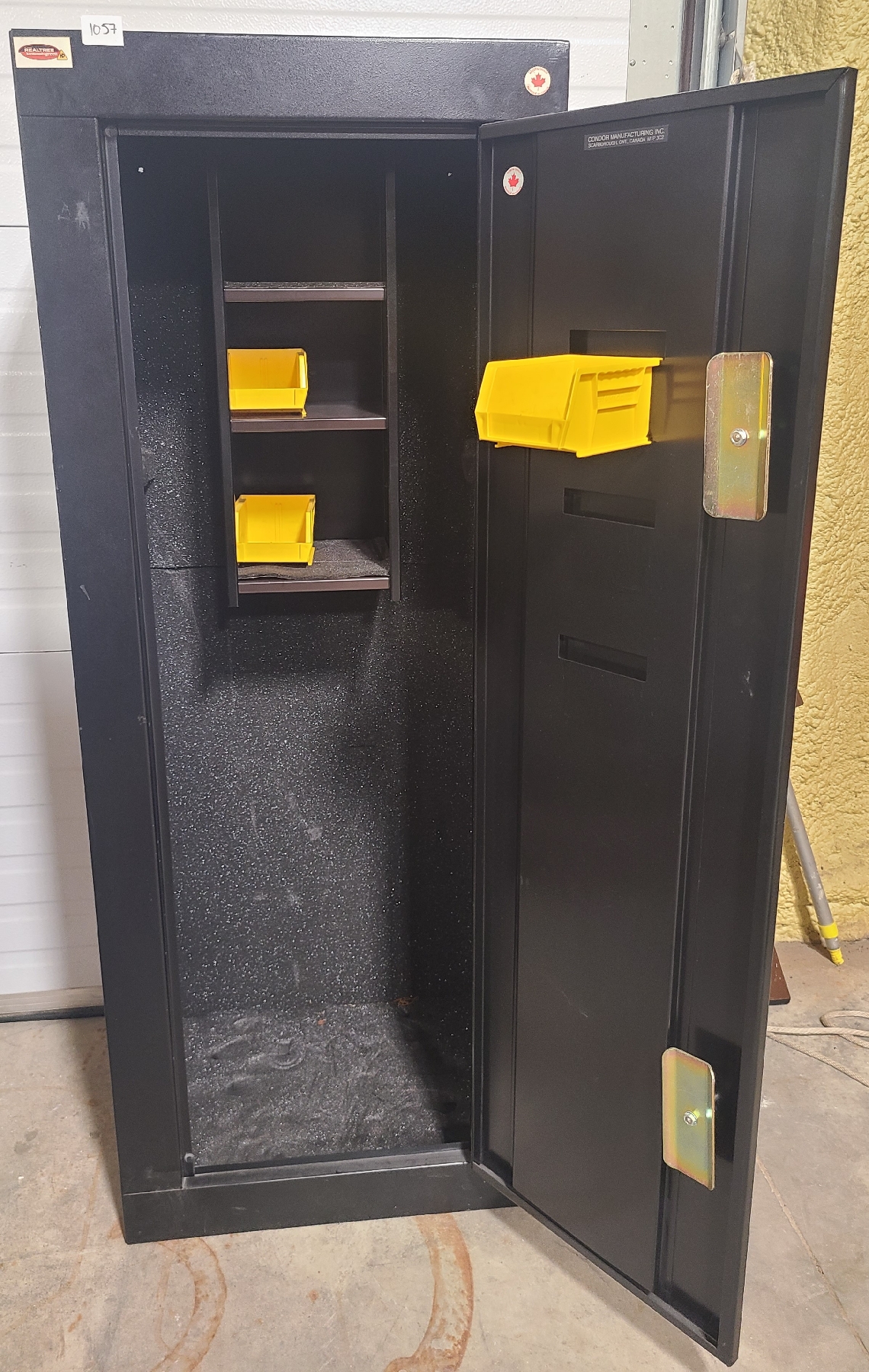Condor Gun Safe CONDOR MFG GUN CABINET W/ KEY - Kidd Family Auctions