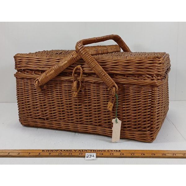 BACON BASKETWARE WICKER PICNIC BASKET