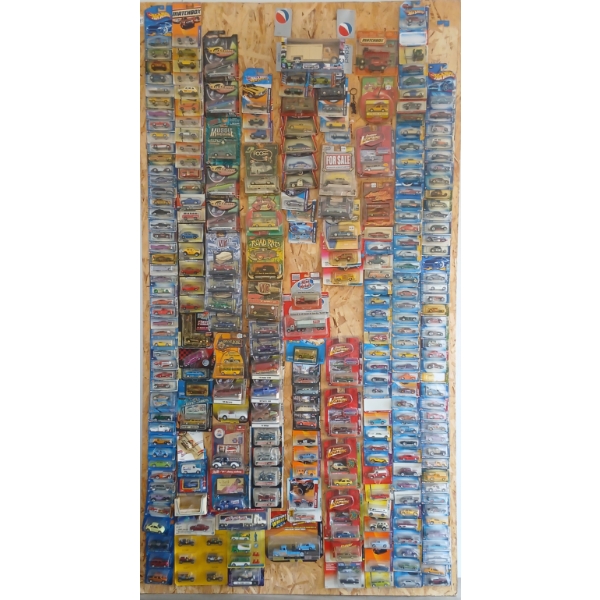QTY OF HOTWHEELS, MATCHBOX, ETC - INCL 1997 CORVETTE, CASE IH, ETC