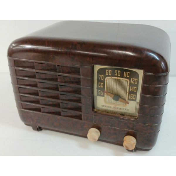 GENERAL ELECTRIC MODEL H600 TABLETOP RADIO - CIRCA 1939