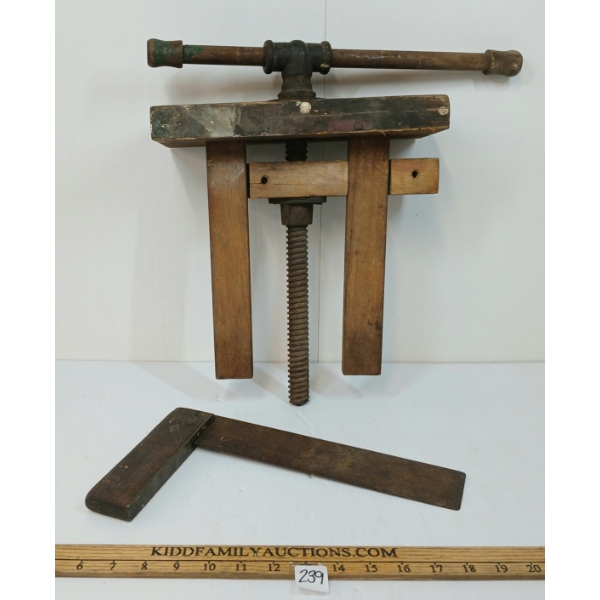 LOT OF 2 - CARPENTER'S VISE & LEVEL