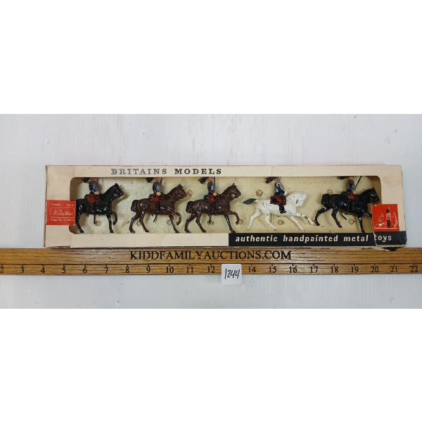 BRITAINS SOLDIERS LEAD FIGURES - NO. 9266 FRANCE CUIRASSIERS