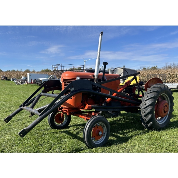 ANTIQUE CASE MODEL VAC TRACTOR W/ HORN LOADER