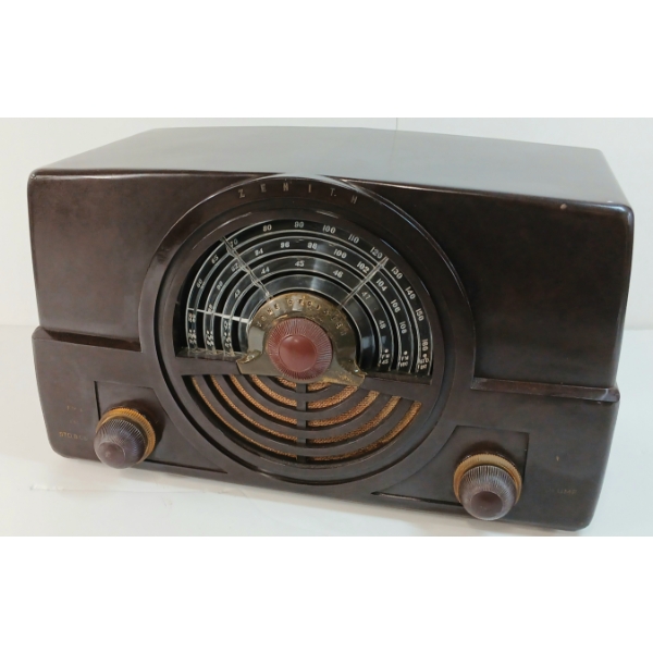 1948 ZENITH MODEL 7H820 BAKELITE TUBE RADIO