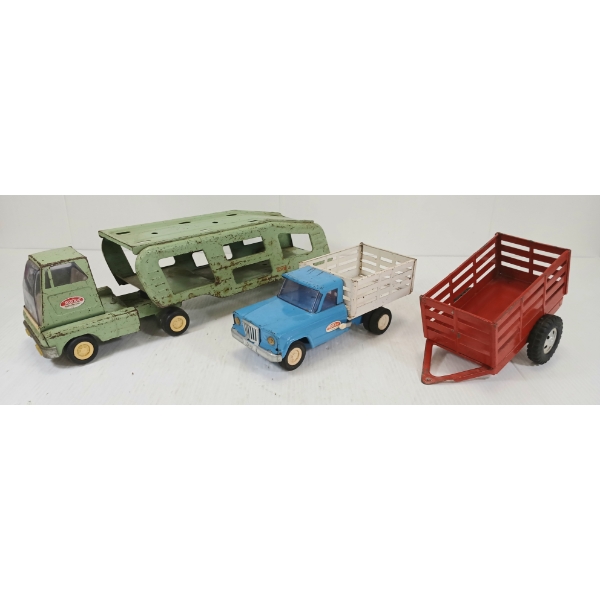 LOT OF 3 - TONKA PRESSED STEEL CAR HAULER, JEEP PICKUP & FARM TRAILER