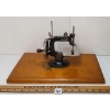 Image 3 : SINGER MODEL 20 MINIATURE SEWING MACHINE