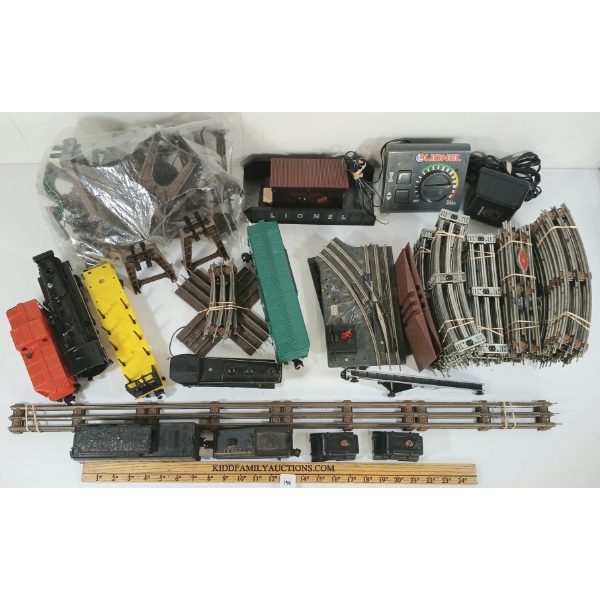 QTY OF TRAINS & TRACKS - INCL LIONEL NEW YORK NEW HAVEN & HARTFORD BOXCAR, ETC