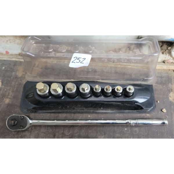 SNAP ON RATCHET & SOCKET SET 