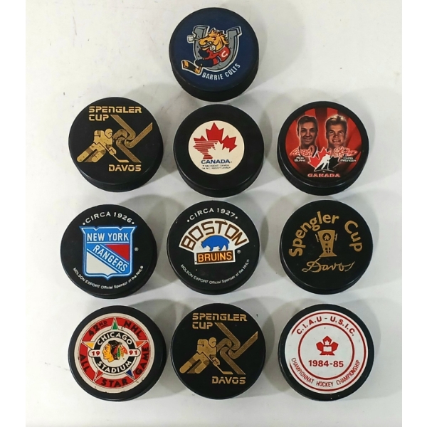 LOT OF 10 - HOCKEY PUCKS - BARRIE COLTS, BOSTON BRUINS, NEW YORK RANGERS, ETC
