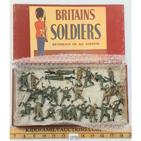 BRITAINS SOLDIERS LEAD FIGURES - NO. 1614 BRITISH INFANTRY IN ACTION W/ GAS MASKS