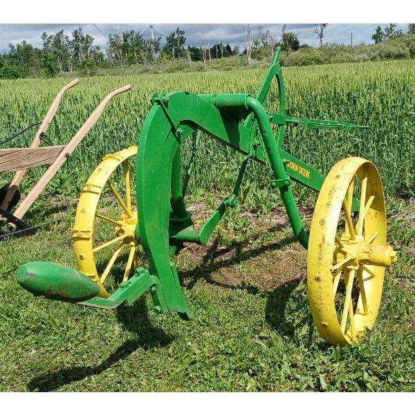 JOHN DEERE PULL TYPE SUB SOILER W/ MOLE
