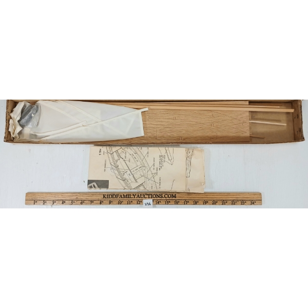 DUMAS BOAT LIGHTNING SAIL BOAT MODEL KIT