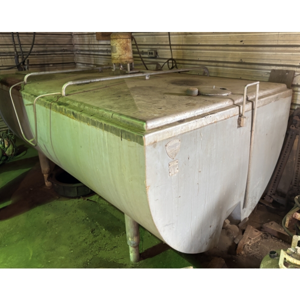 MILK TANK - 400 GAL - W/ MIXING PADDLE