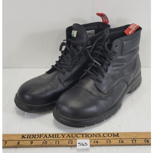 PAIR OF MELLOW WALK SLIP RESISTING SHOES