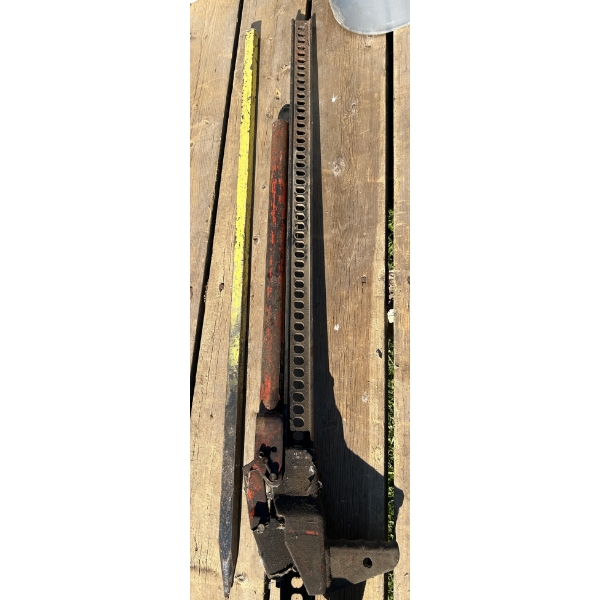LOT OF 2 - 4 FOOT FARM JACK & PRY BAR