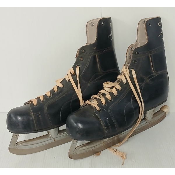 PAIR OF BOBBY HULL CCM PRO SKATES