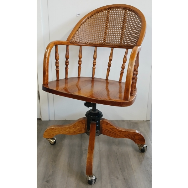 BANKERS SWIVEL DESK CHAIR W/ CASTER WHEELS - OAK - C. LATE 19TH / EARLY 20TH CENTURY