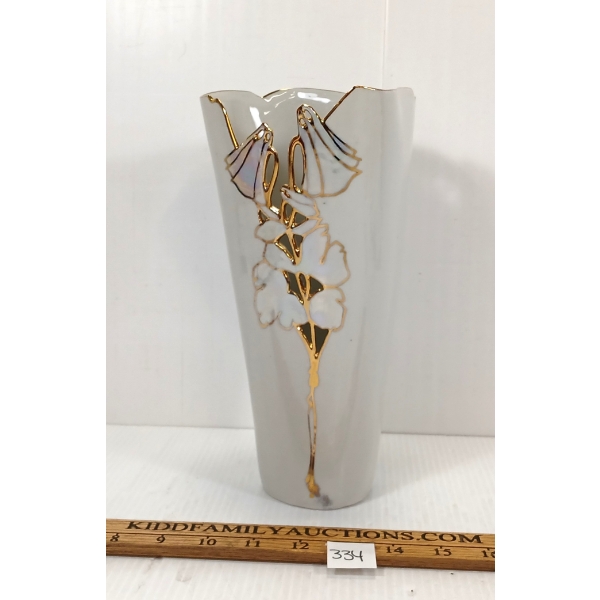 1994 PORCELAIN VASE BY JAN PHELAN