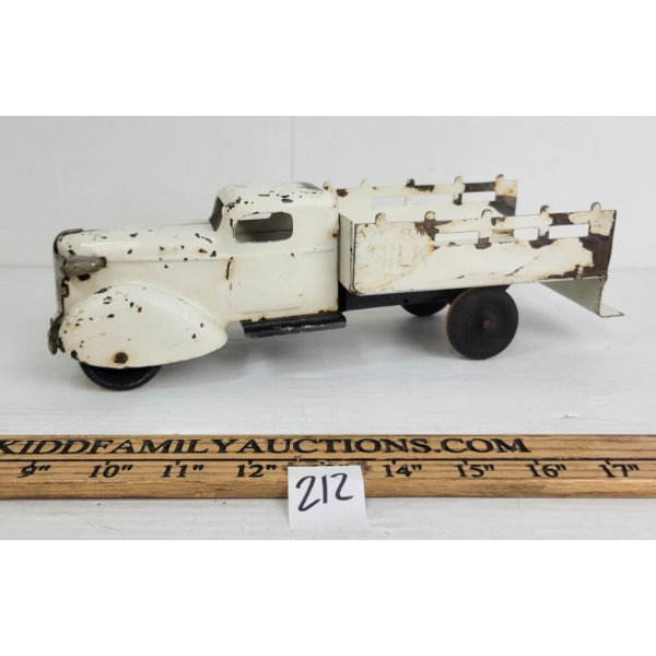 1930'S WYANDOTTE PRESSED STEEL TOY TOWN MILK CO. TRUCK