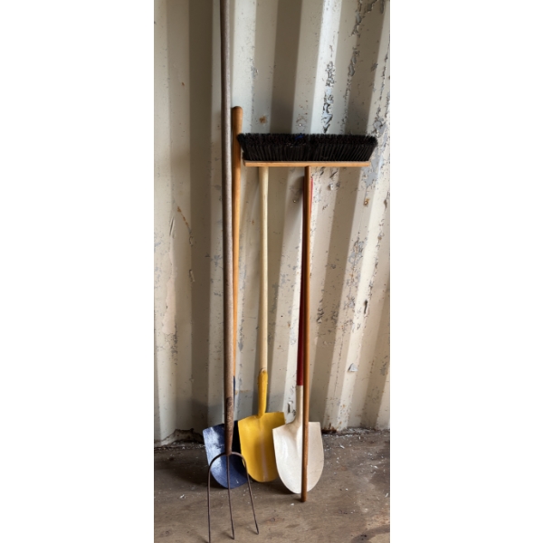 LOT OF 5 - GARDEN TOOLS - INCL SHOP BROOM