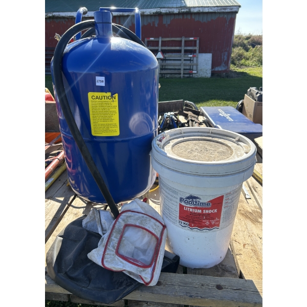 JOB LOT - SANDBLASTING POT, 1/2 PAIL OF SAND, 2 X MASKS