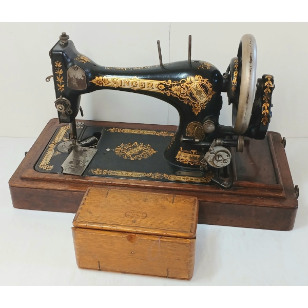 SINGER MODEL 28K SEWING MACHINE