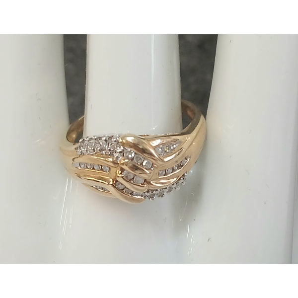 10K GOLD & DIAMOND RING