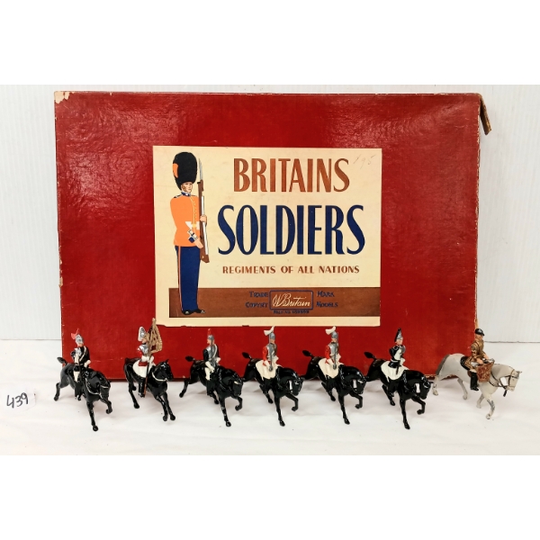 BRITAINS SOLDIERS LEAD FIGURES - NO. 2067 THE SOVEREIGN'S STANDARD