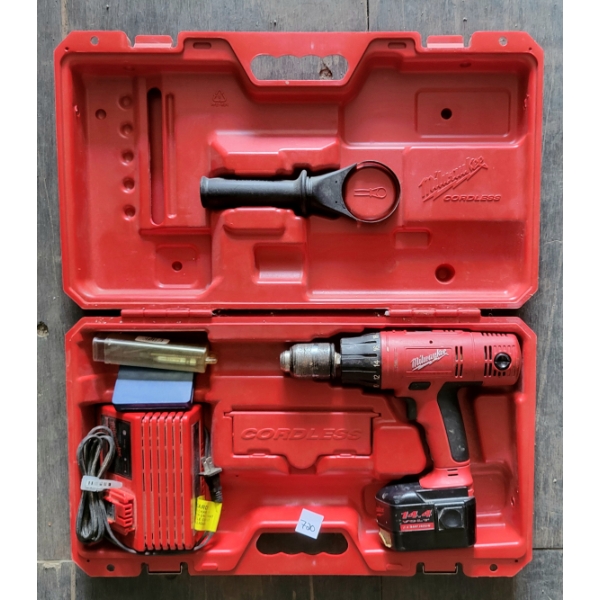 MILWAUKEE 1/2IN HAMMER DRILL SET W/ CHARGER & ACCESS