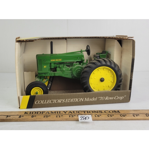 ERTL DIECAST 1953 JOHN DEERE 70 ROW-CROP TRACTOR MODEL