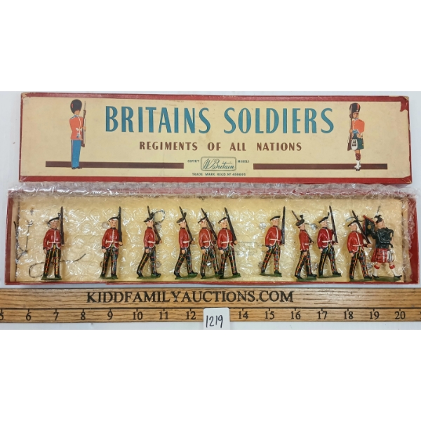 BRITAINS SOLDIERS LEAD FIGURES - NO. 213 THE HIGLAND LIGHT INFANTRY