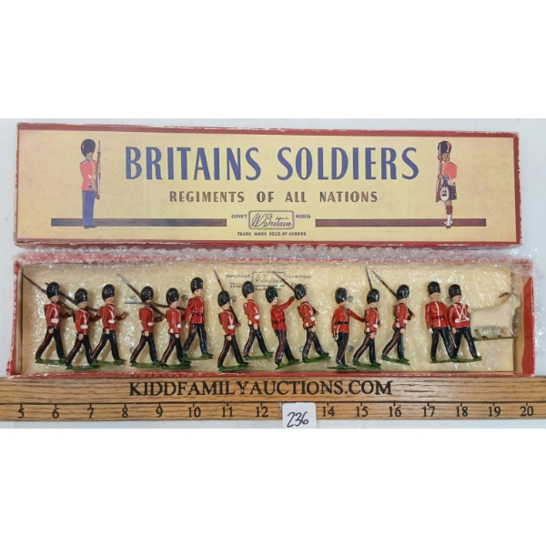 BRITAINS SOLDIERS LEAD FIGURES - NO. 74 THE ROYAL WELCH FUSILIERS